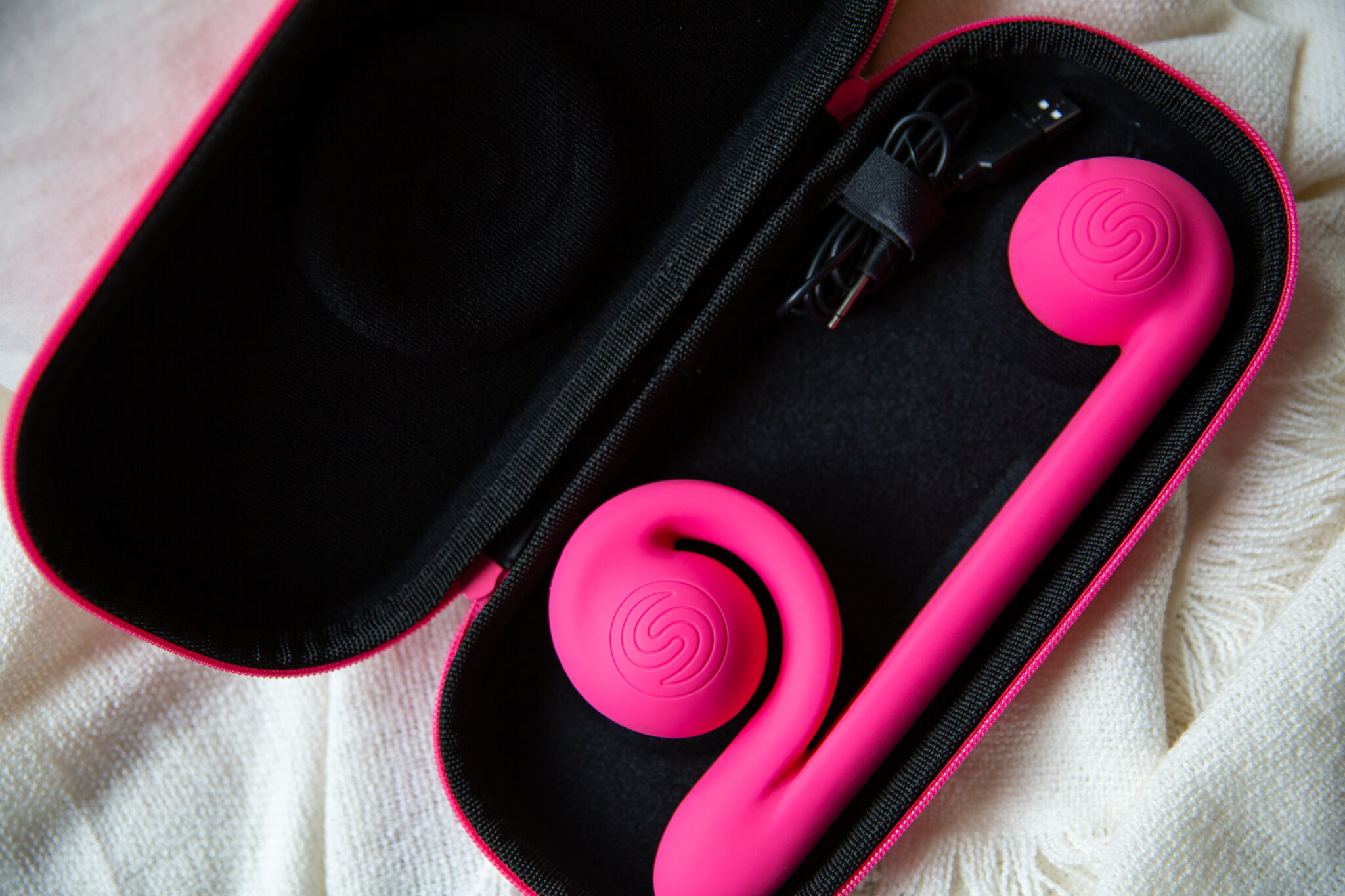 Snail Vibe vibrator in its hot pink case.