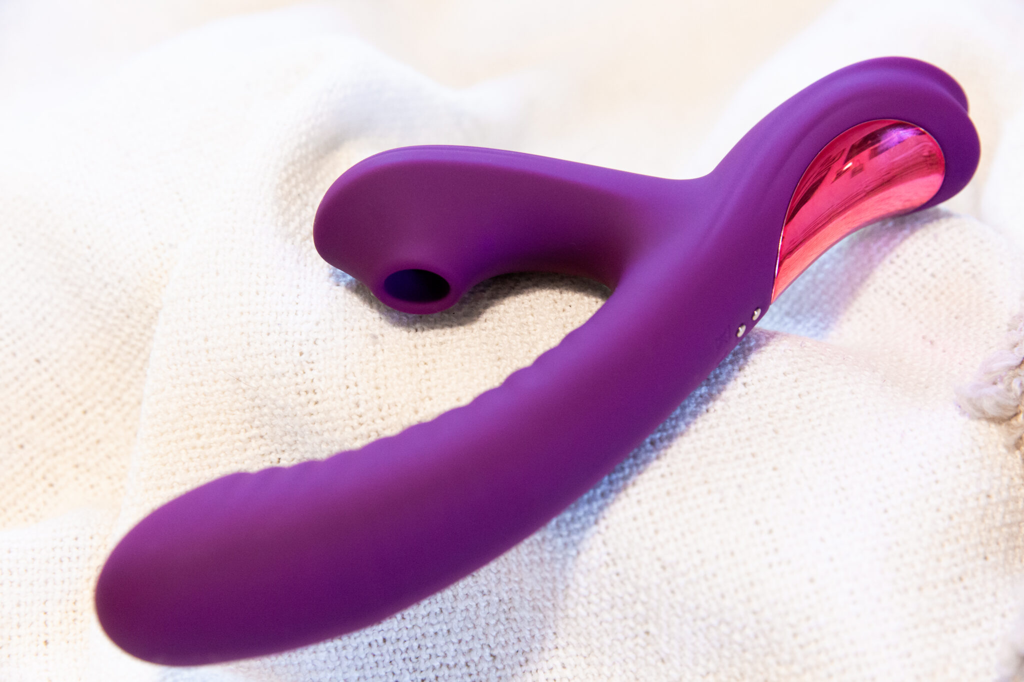 A full image of the Tracy's Dog Beta sex toy for women, feature a clit-sucking tip.